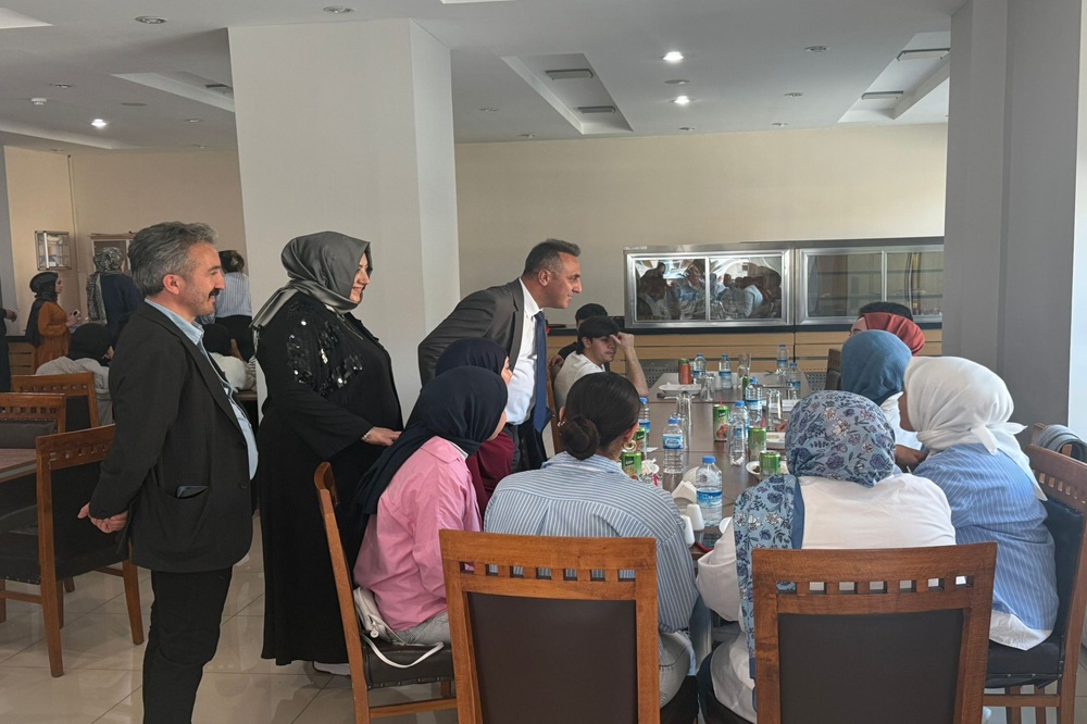 Rektörümüz, Bayramda Öğrencilerimizle Buluştu