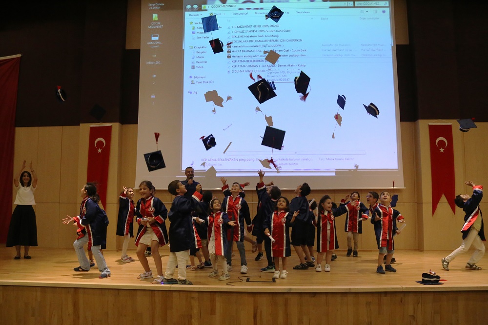 Çocuk Üniversitesi’nde İlk Mezuniyet Coşkusu