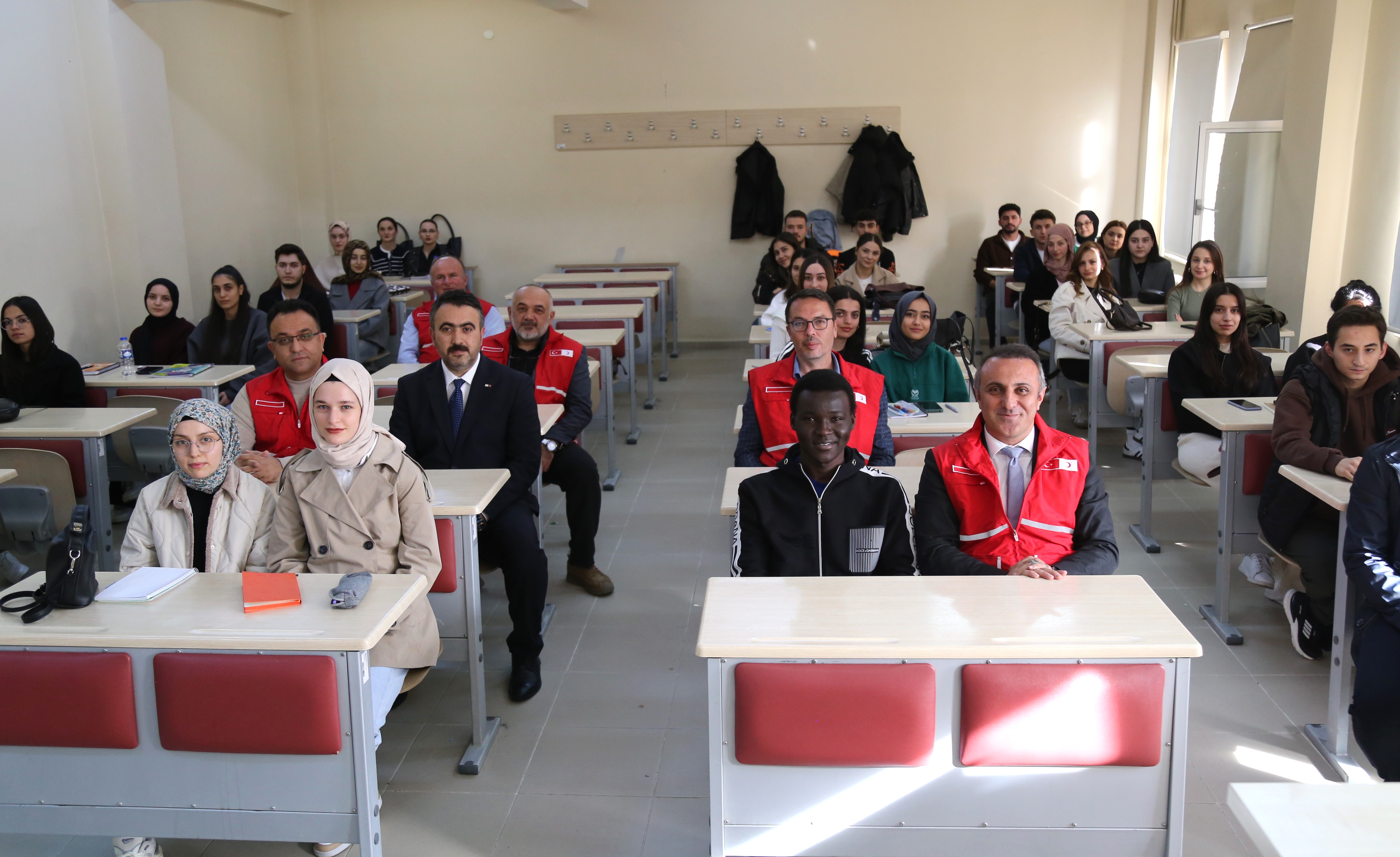 Üniversitemizde Dersler Kızılay Yelekleriyle