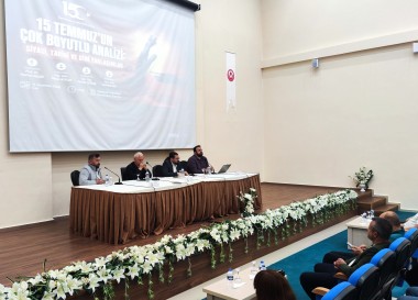 “15 Temmuz’un Çok Boyutlu Analizi: Siyasi, Tarihi ve Dini Yaklaşımlar” Paneli Düzenlendi
