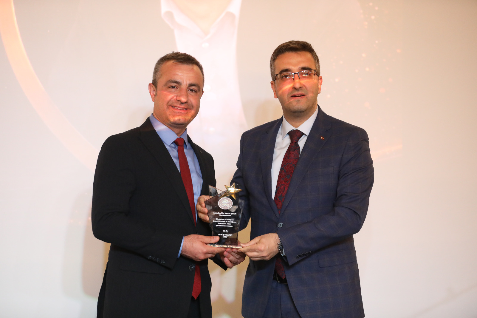 Rektör Yardımcımız Prof. Dr. Rıdvan Şahin’e “Yılın Akademisyeni” Ödülü