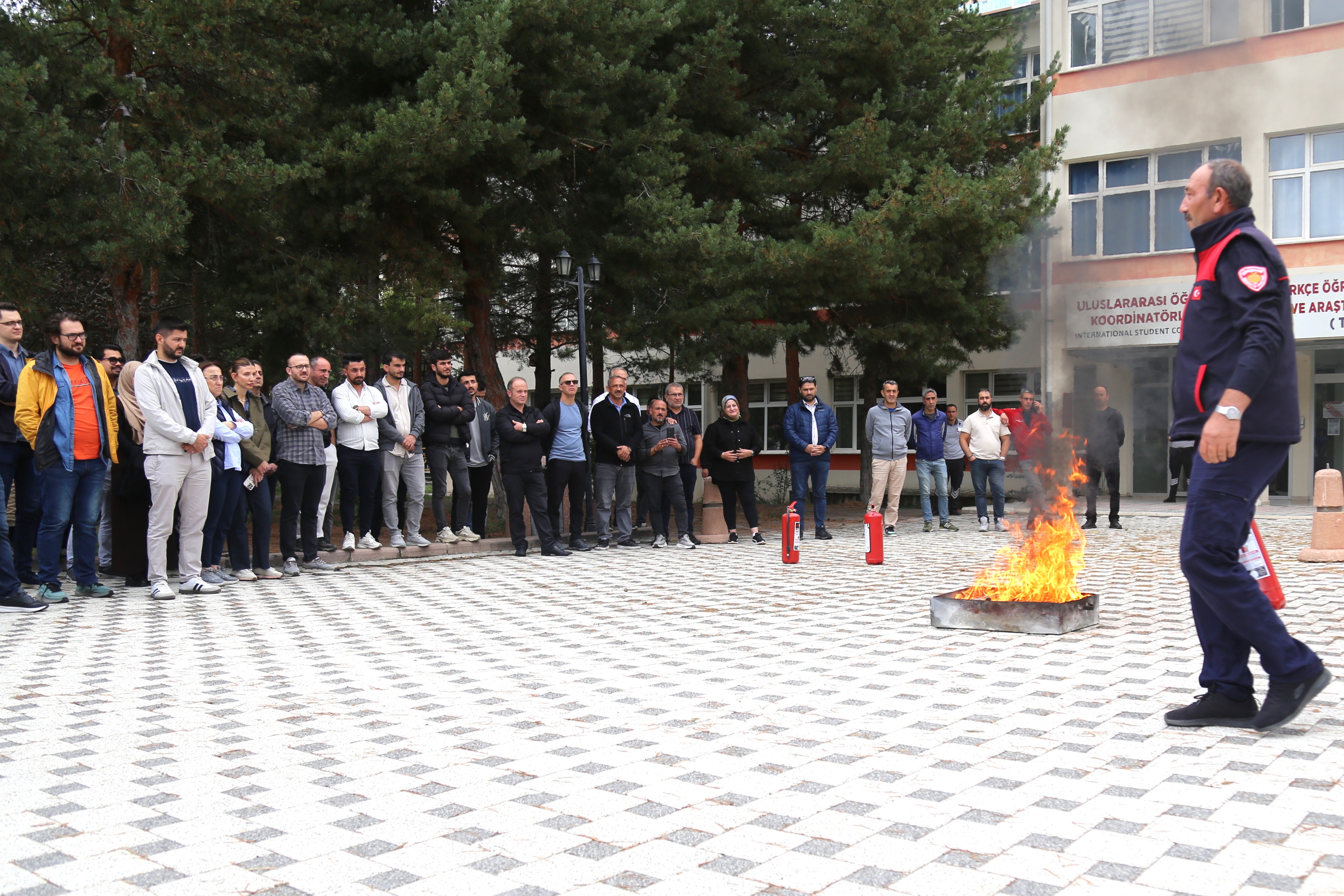 Üniversitemizde Yangın Söndürme Eğitimi ve Tatbikatı Gerçekleştirildi